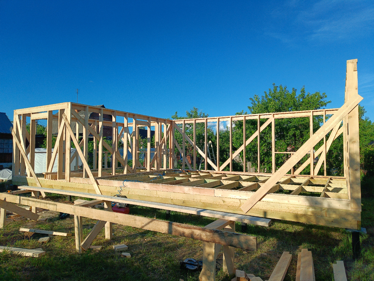 Временные и основные укосины в каркасной стене