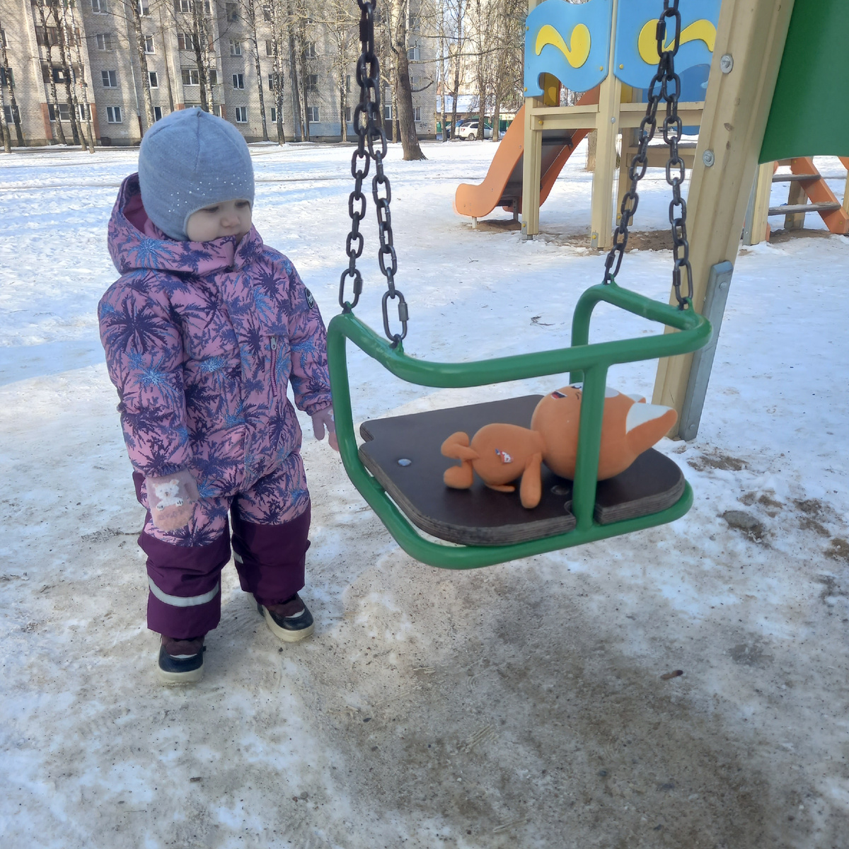 Качает котика