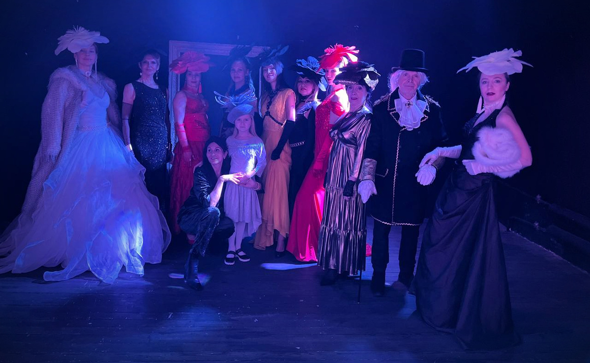 Благотворительный театрализованный модный показ и эксклюзивные "цветочные" наряды. Модели из Театра моды Милы Маковской, которые представили платья и шляпки.