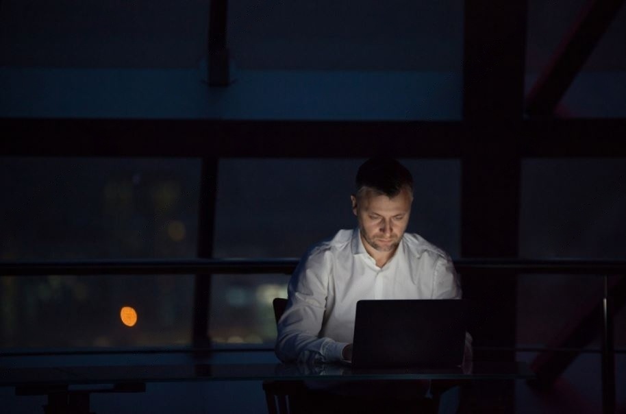 Источник фото: https://www.shutterstock.com/image-photo/businessman-working-on-laptop-night-office-767302015