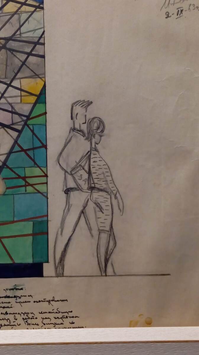 Весна тротуарами строит всех парами