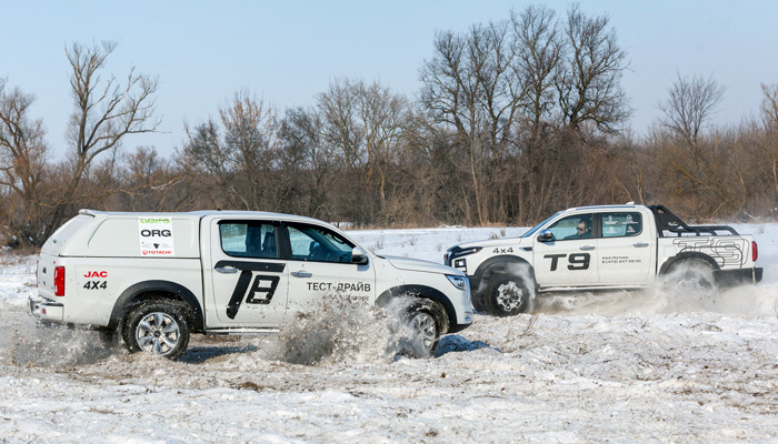 Дуэль двух пикапов JAC на снежном поле