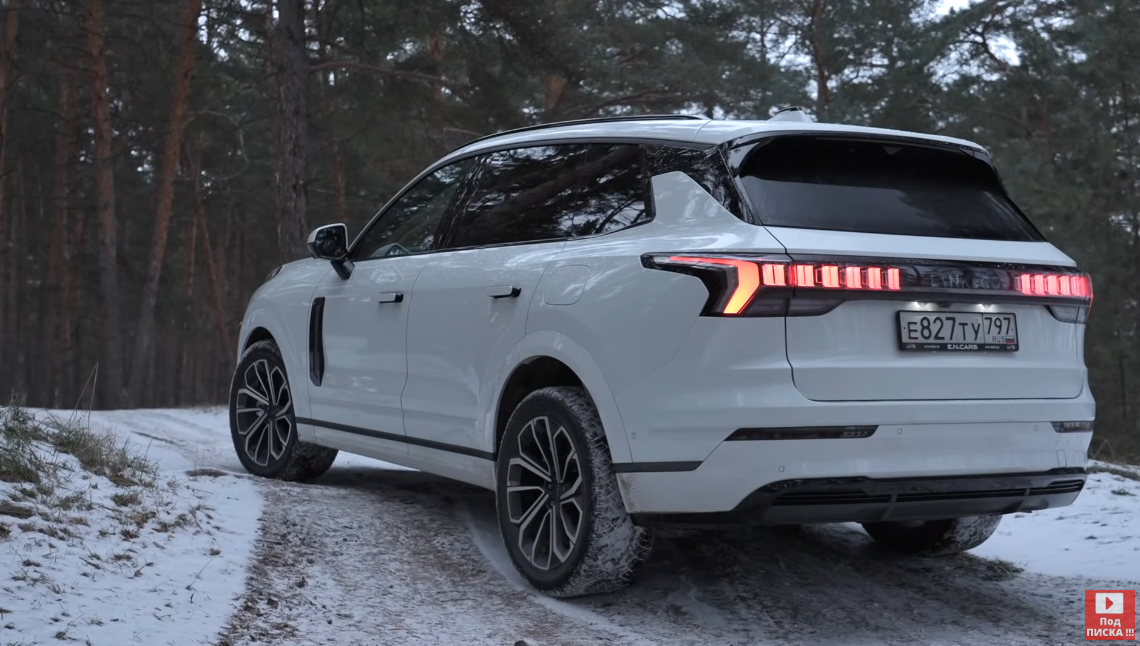 Я уже знаком конечно и с большими кроссоверами Lynk & Co (вспомним тот же 09-й). Он построен на одной платформе с Volvo XC90, но уже начал двигаться в своём направлении развития.