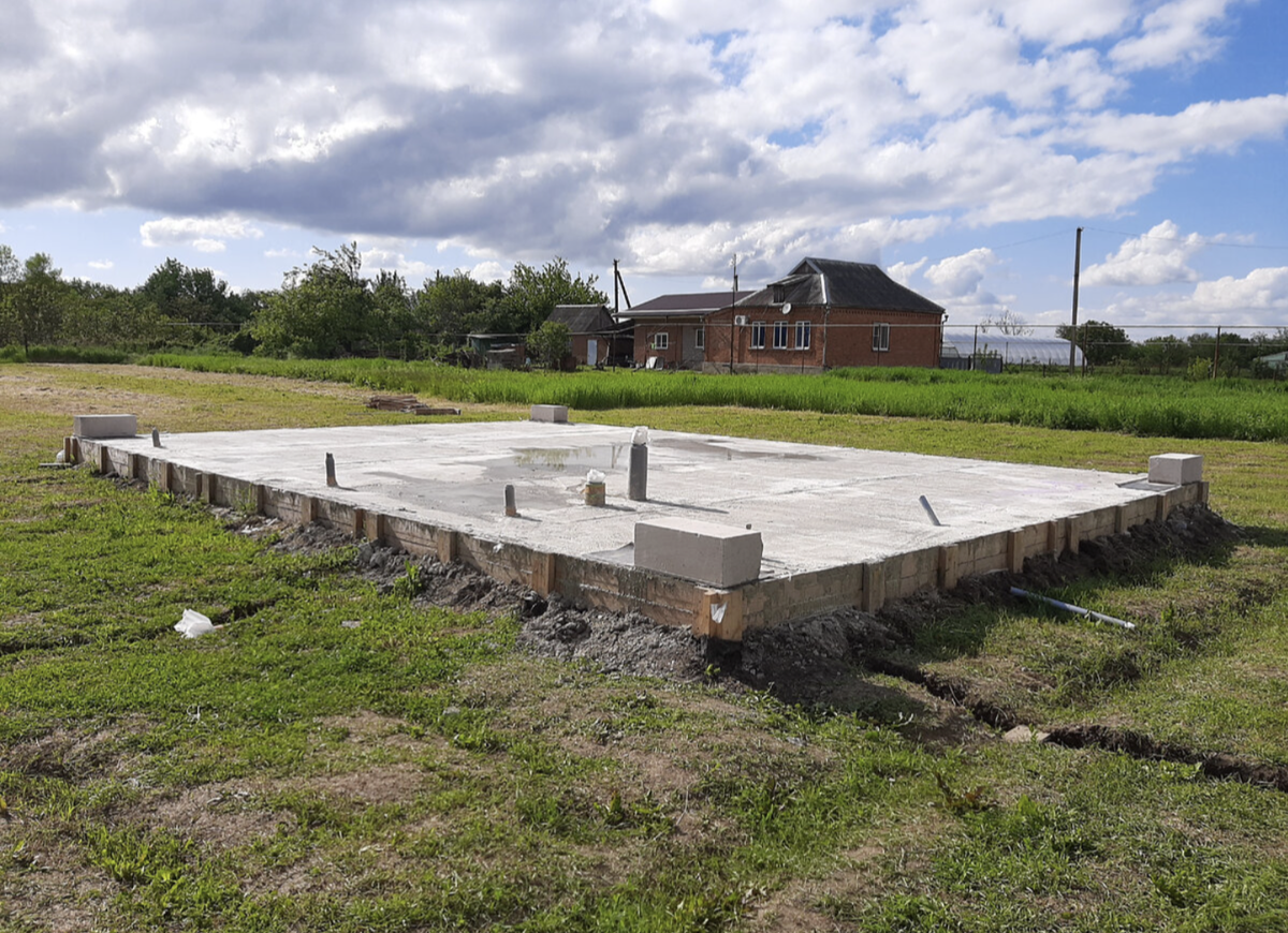 Площадь фундамента 83 м2. Полезная площадь дома 65 м2