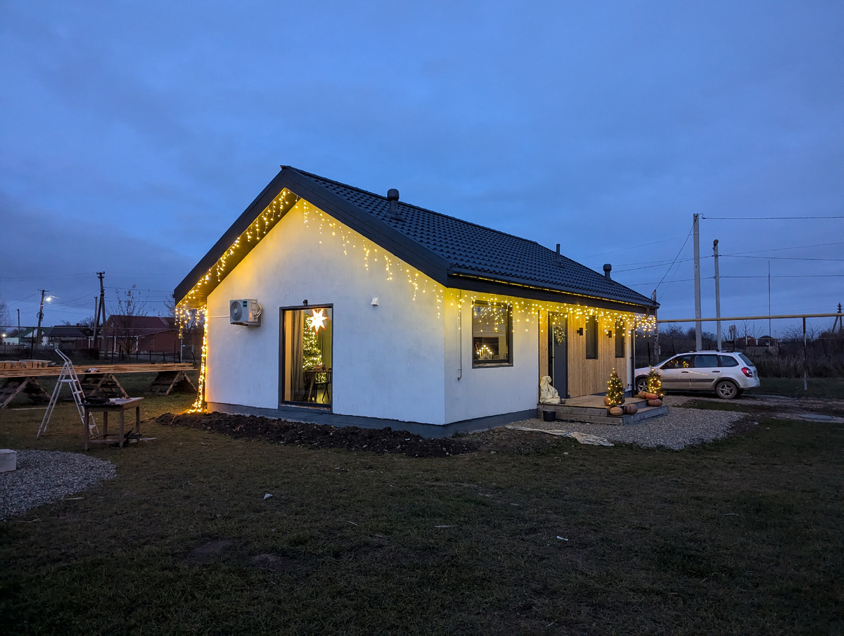 Свиду дом не большой, но внутри он воспринимается иначе.