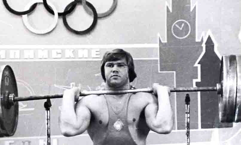 Богатырь Анатолий Козлов на тренировке.