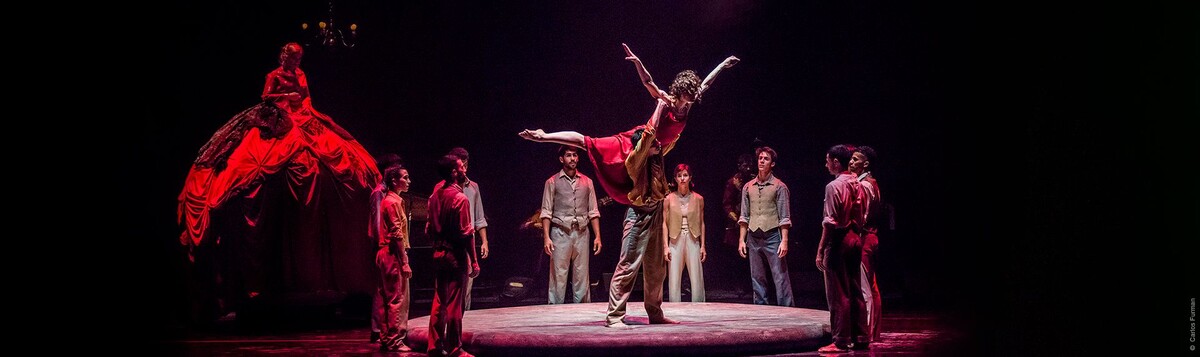 Сцена из спектакля "Фолия", театр Сан Мартин, хор. М. Мерзуки. Источник: www.danceopen.com.