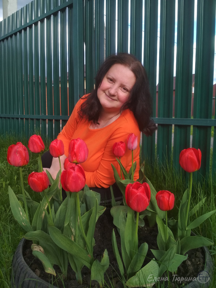 Художник Елена Тюрина в своем саду. 2021 год.