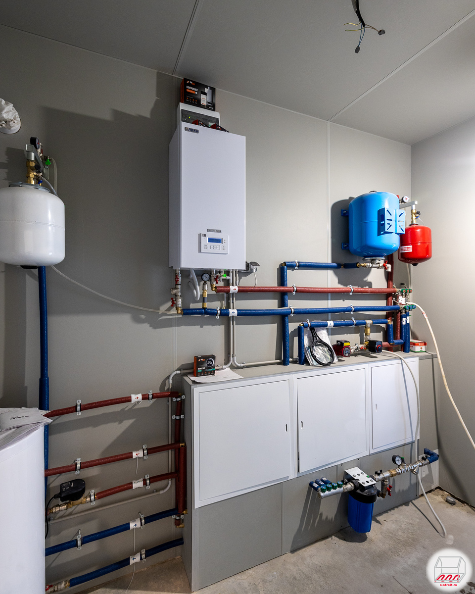 стены котельной отедланы панелями ТЕХБО Винил (Гипсовинил) ORTO RAL 7038
