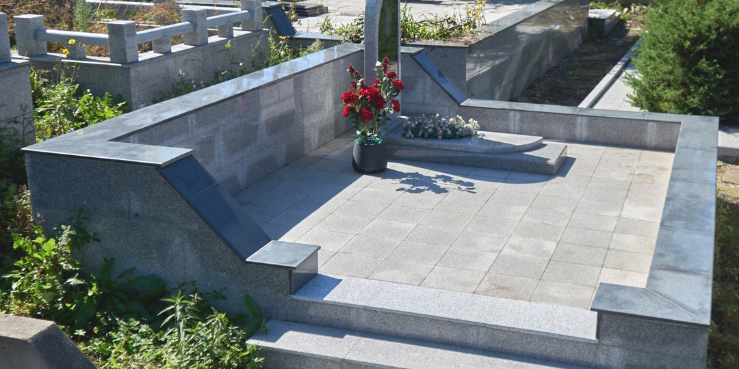 Благоустройство места захоронения с помощью облицовки