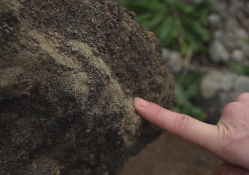 Намокший материал статуй легко крошится под воздействием пальца