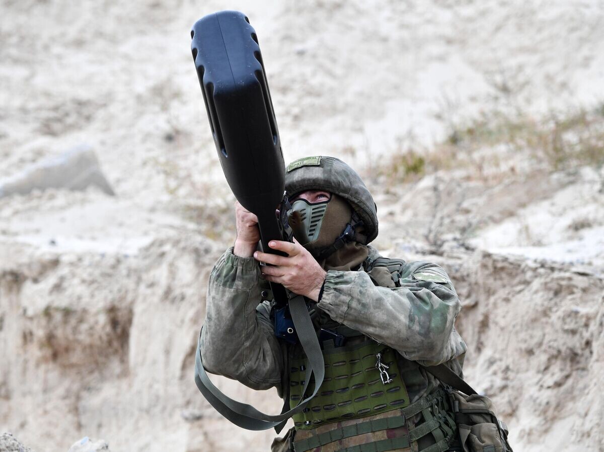    Сотрудник Росгвардии с противодроновым комплексом© РИА Новости / Евгений Биятов