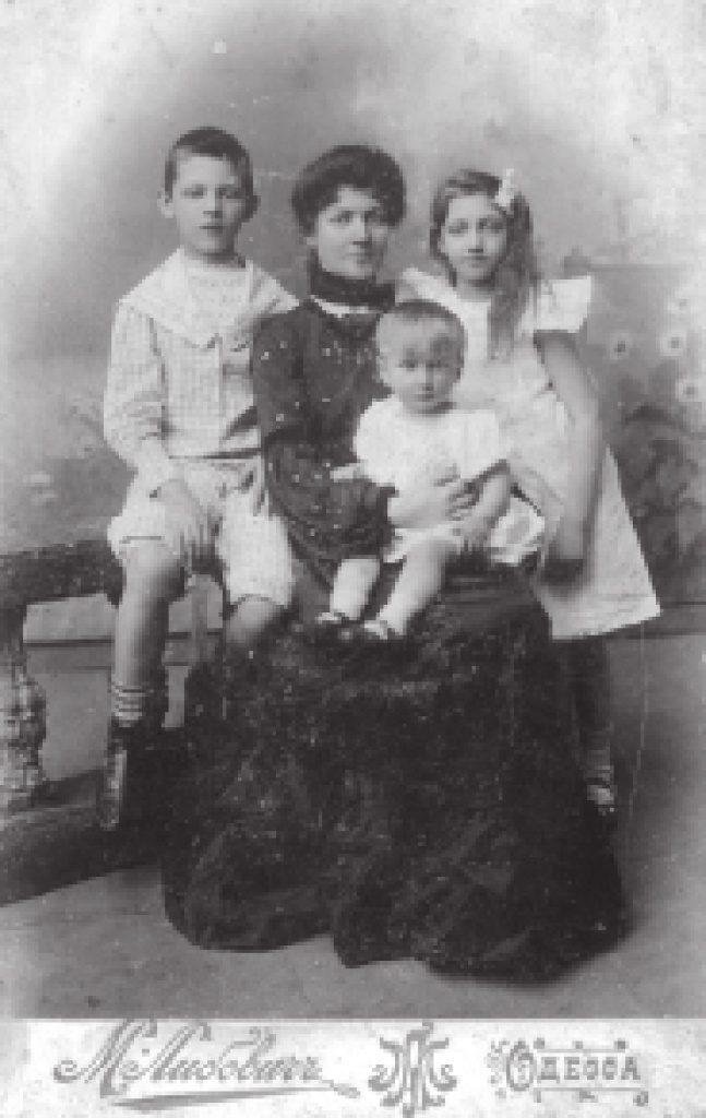 После публикации первоначального варианта этой статьи в харьковской областной газете «Время» отыскалась Ольга Петровна Гамова — внучатая племянница выдающегося ученого. Она по профессии математик, закончила механико-математический факультет Харьковского университета, живет в Харькове, сейчас на пенсии. Ольга Петровна любезно предоставила из семейного архива уникальный фотоснимок Жорочки Гамова в возрасте одного года, который сидит на коленях своей тети Эмилии