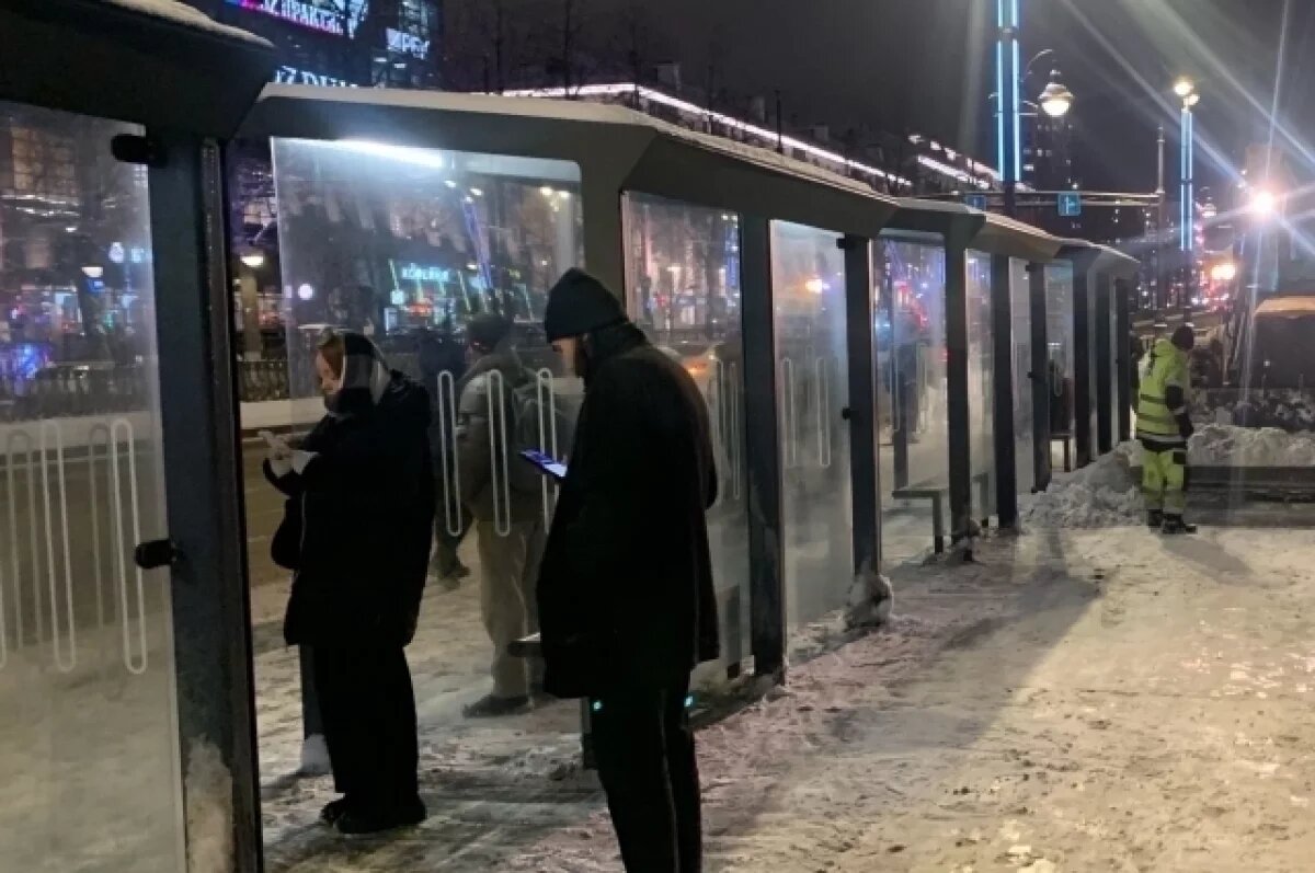    В Омске задержали жителя Тюмени, который снёс остановку с людьми