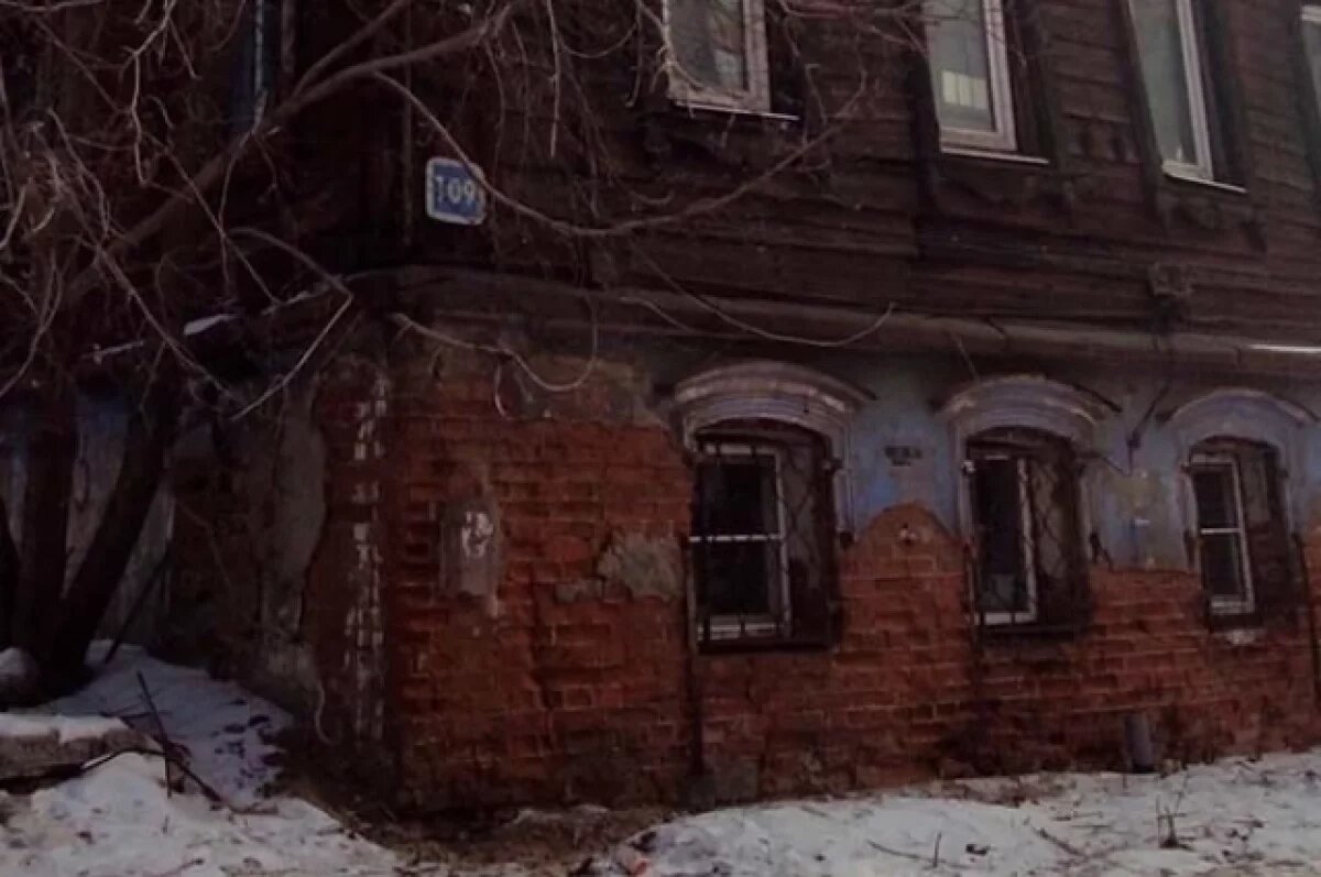    В доме вынуждены жить семьи с детьми.