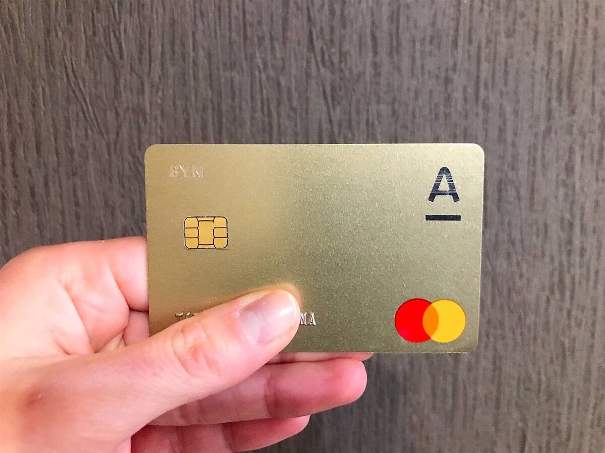 Карта белорусского Альфа банка. Кроме бренда этот банк не имеет ничего общего с Россией. Так что карта работает под всему миру (кроме России, Ирана, Северной Кореи, Сирии)