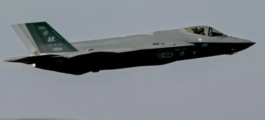 Истребитель пятого поколения F-35 ВВС США представлен на выставке военной авиации Aero India 2025 в Бангалоре 13 февраля 2025 года. Фото: AFP