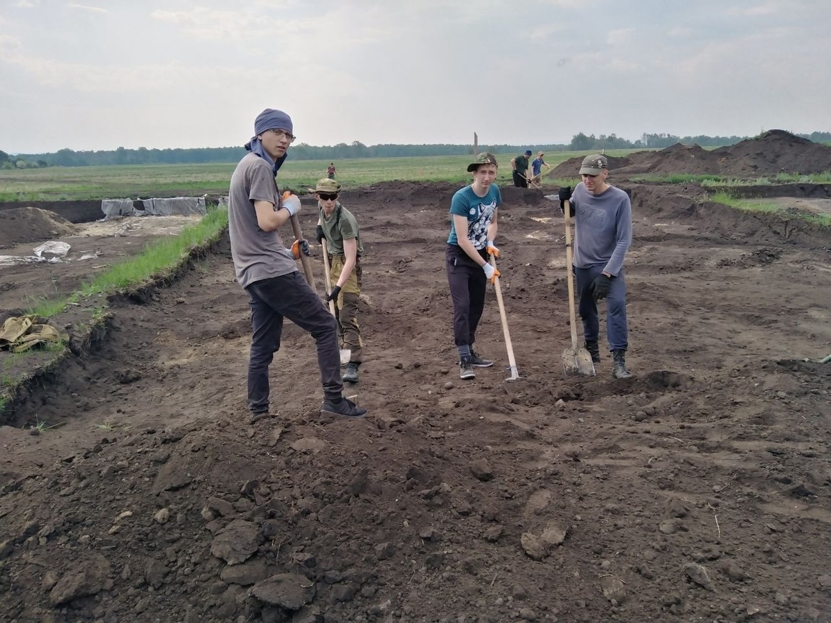     Место раскопок древних курганов за Частоостровским, немного не доезжая Куваршино чуть  ниже по течению Енисея от Красноярска