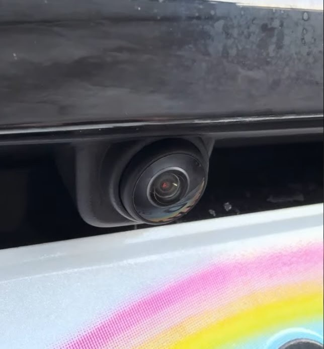 Установка крышки задней камеры Tesla 3/Y