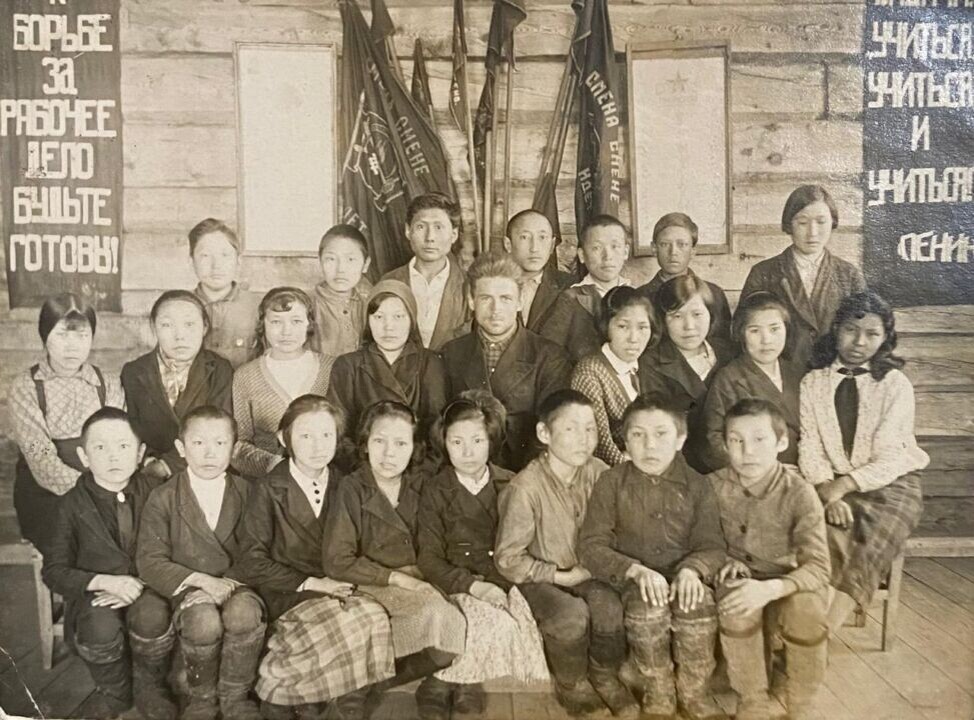 Учащиеся Вилюйской средней школы, Г.И.Чиряев и Н.И.Афанасьев в первом ряду первые справа Ulus.Media  📷
