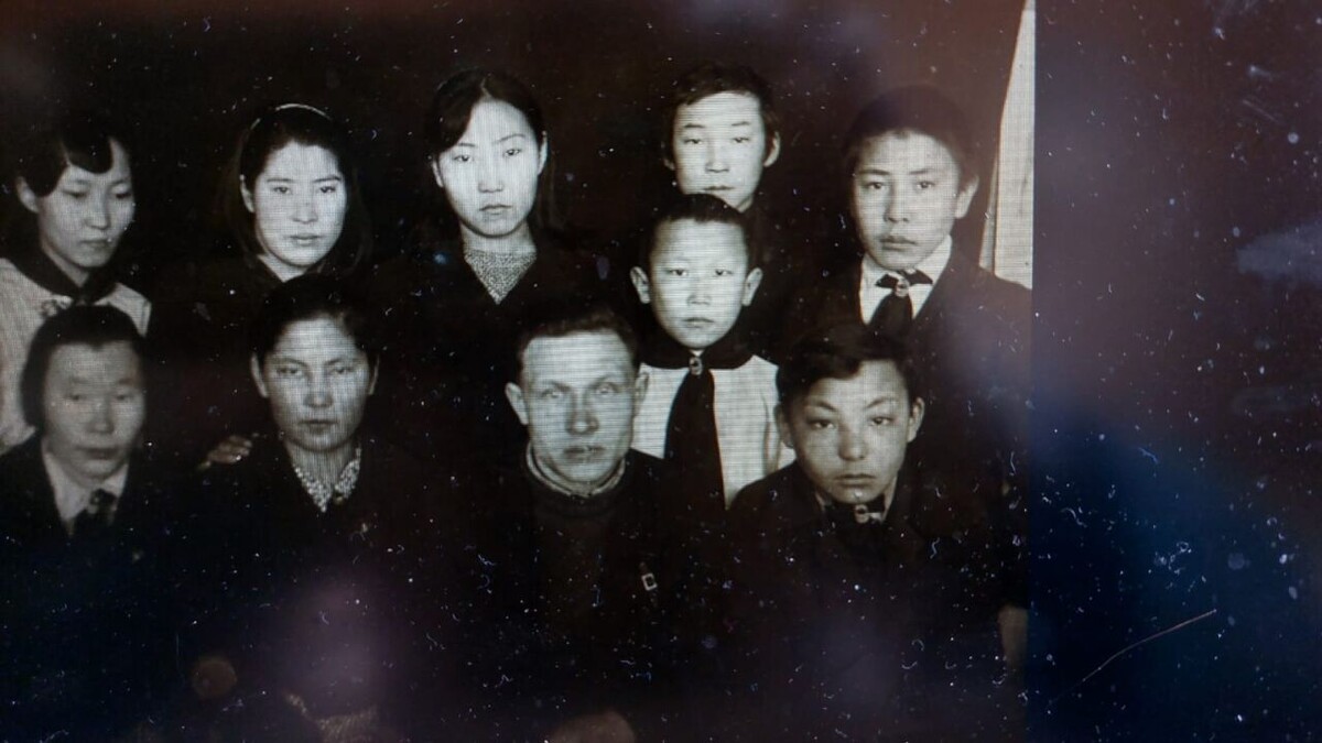 Класс учителя В.Н.Березкина, Н.И.Афанасьев и Г.И.Чиряев во втором ряду первые справа (мальчик в белой рубашке Н.И.Алексеев) Ulus.Media  📷
