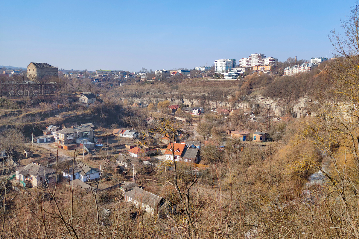 Вид на северную часть каньона реки Смотрич из парка. Каменец-Подольский. Фото Eleniell