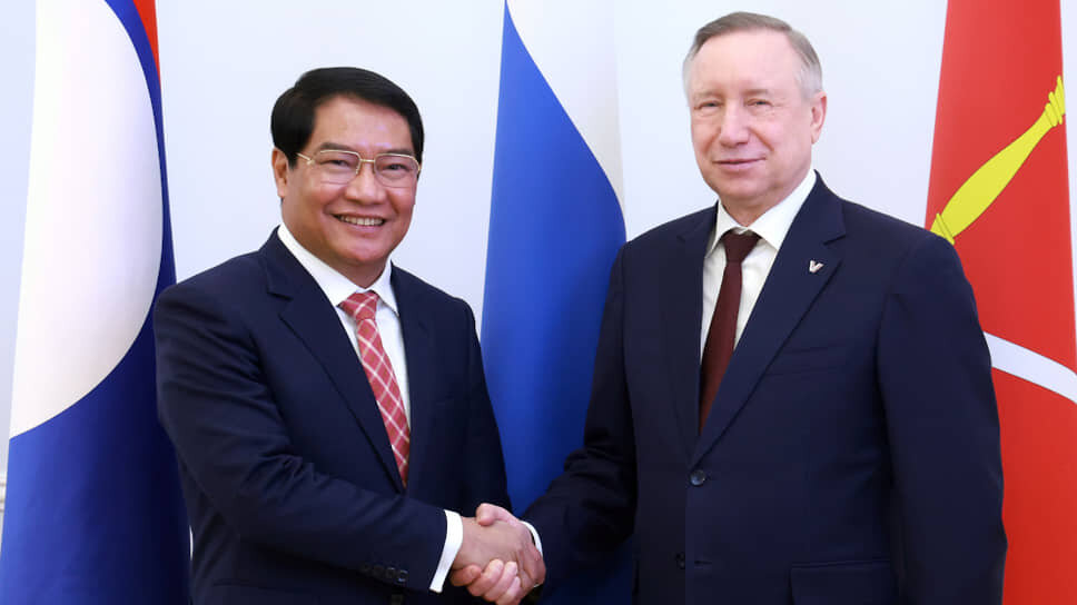 Подписание соглашения о побратимстве и сотрудничестве с участием губернатора Санкт-Петербурга Александра Беглова (справа) и его коллеги из города Вьентьян (столица Лаосской народно-демократической республики) Атсапхангтхонга Сипхандона..📷Фото: Пресс-служба Смольного