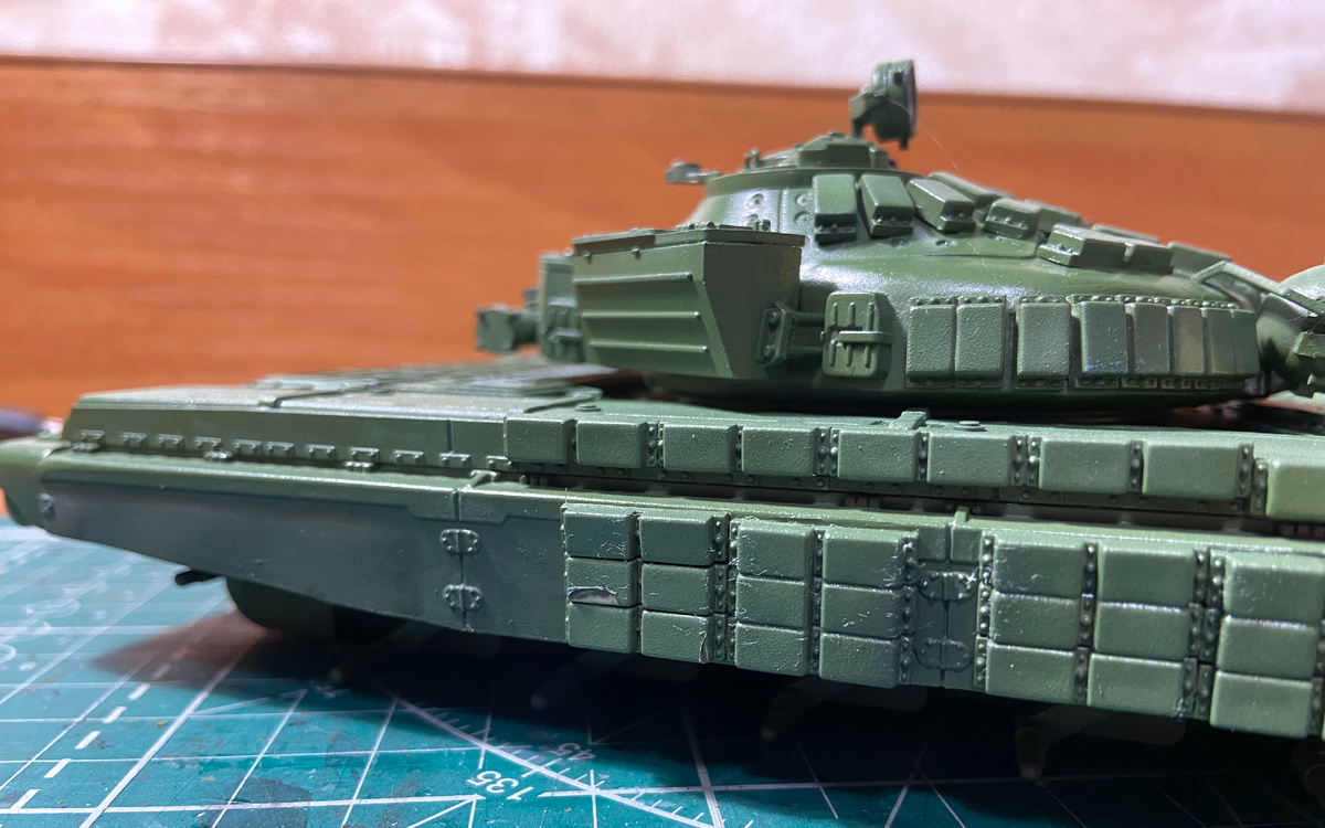 От усердия и делания сдлелать лучше - ободрал акриловую краску и лак до самого грунта. Модель российского танка Т-72. Масштаб 1/35. Производитель "Звезда". Фото из личного архива автора, © 2025 год