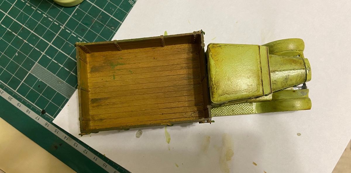 Тонкие впадины, щели, уступы хорошо подчёркиваются с помощью смывки, например, щели между досками грузовой платформы. Модель советского среднетоннажного грузовика ЗИС-5. Масштаб 1/35. Производитель "ARK Models". Фото из личного архива автора, © 2023 год