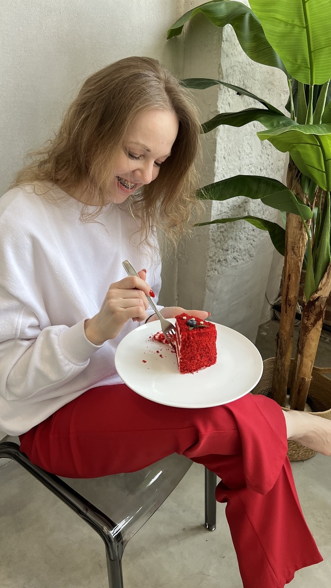 И торт тоже можно! Только он не должен заменять завтрак, обед и ужин. Можно научиться «вписывать» такую еду в рацион, чтобы он оставался здоровым