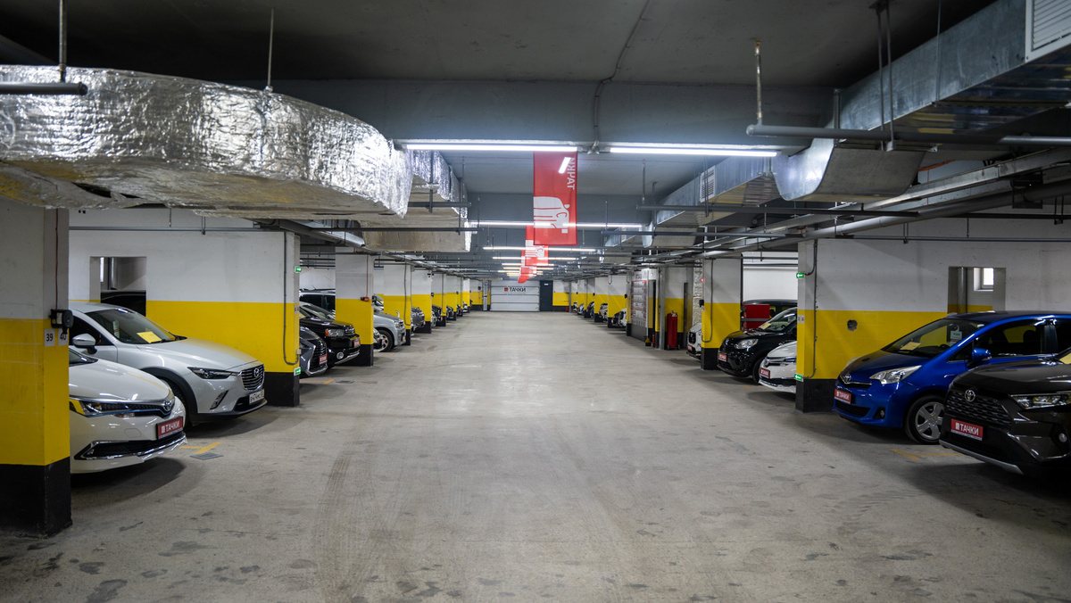 Выбор есть всегда. К примеру, в этом автосалоне "Тачки" пять этажей с машинами. Фото "Автотайм"