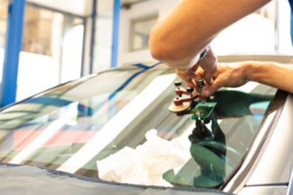 Ремонт сколов автостекла: как продлить срок службы стекла и избежать замены