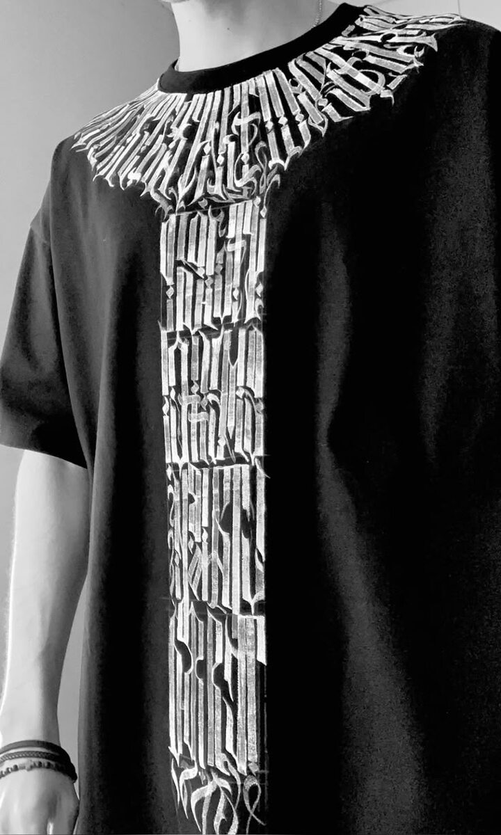 От восточных традиций до уличного стиля: как каллиграфия вдохновляет современную моду