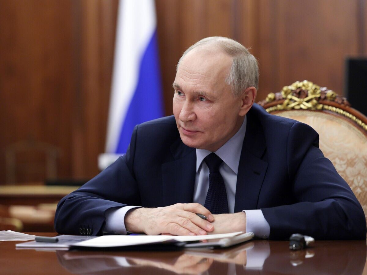 Президент РФ Владимир Путин во время встречи с временно исполняющим обязанности губернатора Курской области Александром Хинштейном© РИА Новости / POOL