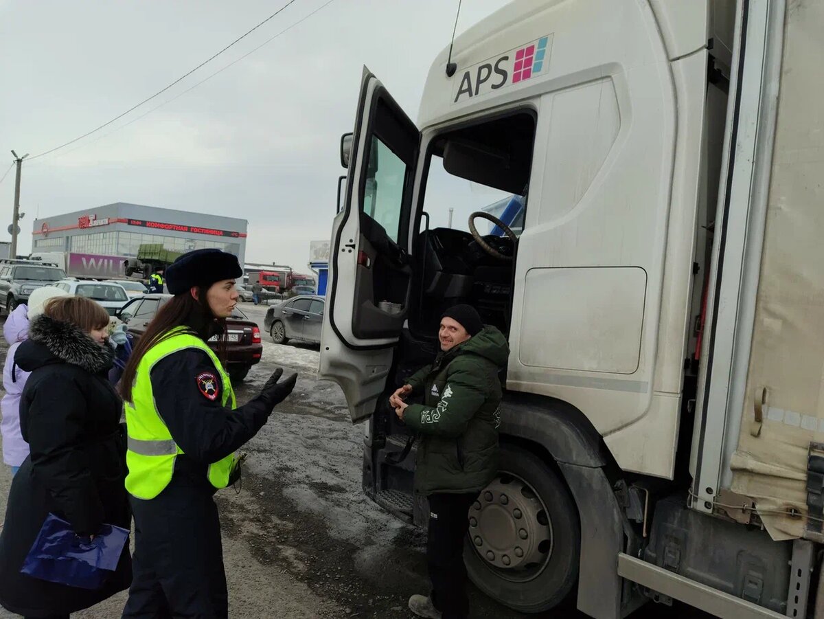 Водители не ожидали, что их пригласят к столу. / Фото автора / АиФ
