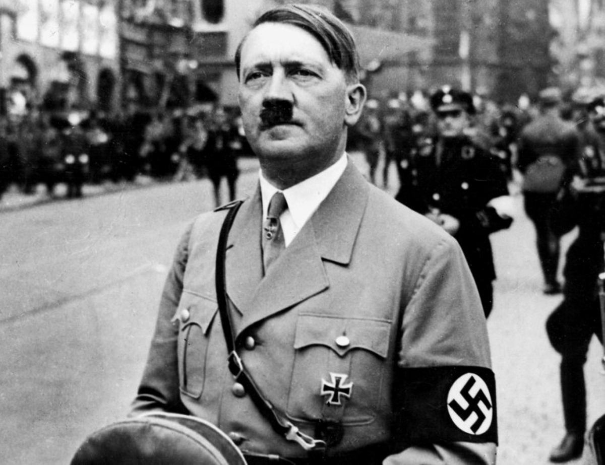 Адольф Гитлер. Источник изображения: сайт atelier-ebeniste.fr
