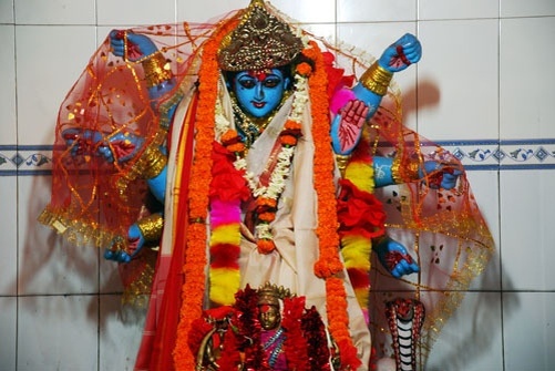 Мурти Бхрамари в храме очень привлекательно внешне