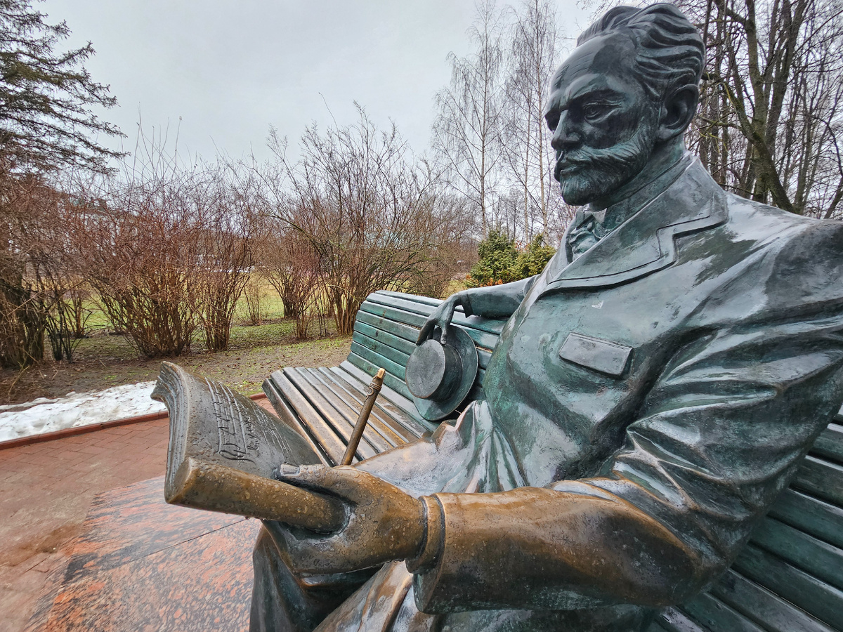 Памятник П.И. Чайковскому .Композитор изображён в задумчивости сидящим на скамье в парке, погрузившись в чтение партитуры.