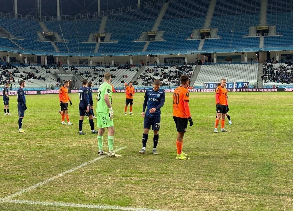 На поле стадиона. Источник: https://s14.stc.yc.kpcdn.net/share/i/12/14359457/wr-960.webp 