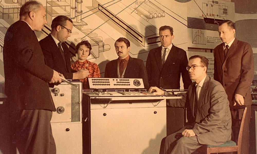 Группа советских кибернетиков во главе с В.М.Глушковым (сидит)