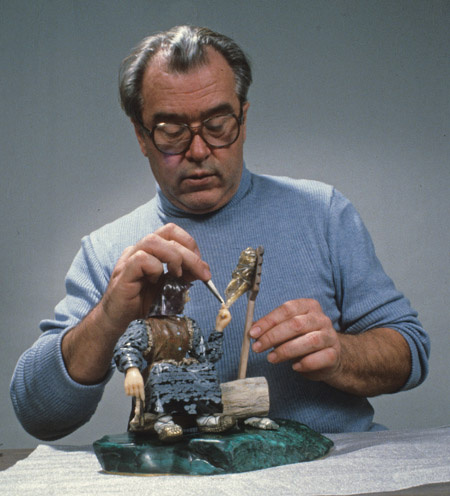Василий Коноваленко, знаменитый советский скульптор и ювелир,создатель серии уникальных скульптурных миниатюр в жанре ювелирного искусства,в том числе перегородчатой эмали