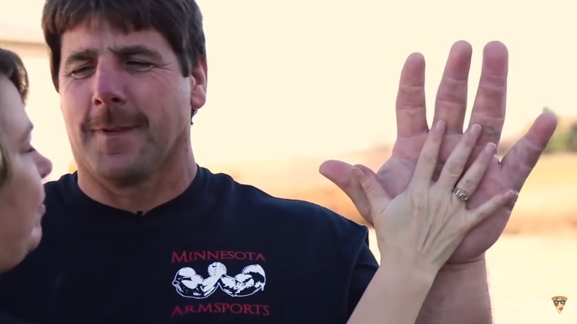 Джефф Дэйб - американский оператор тяжёлых машин и профессиональный борец на руках, известный своими огромными конечностями. Но это скорее отклонение от нормы.