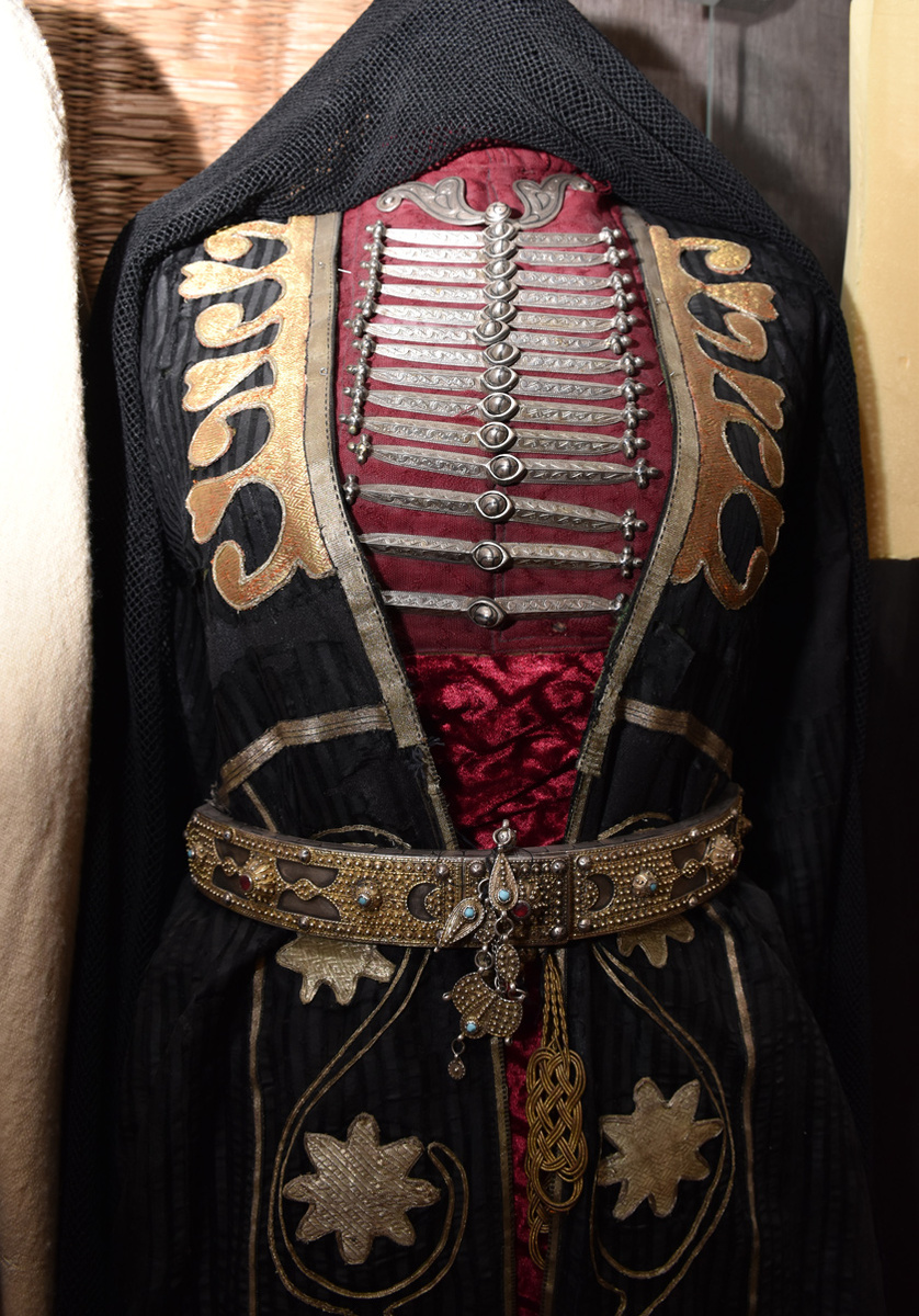 Этот кафтан принадлежал М. А. Утемисовой из Эркен-Юрта. Фото Светланы ОСЕЦКОЙ.