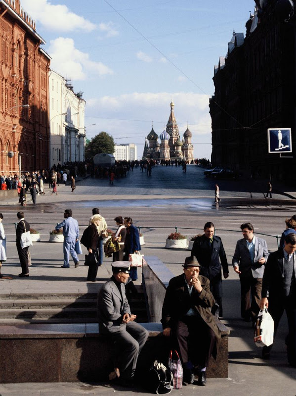 По указу Сталина Воскресенские ворота были уничтожены. На фотографии советского периода видно, что на месте снесенного памятника устроили проезд на Красную площадь
