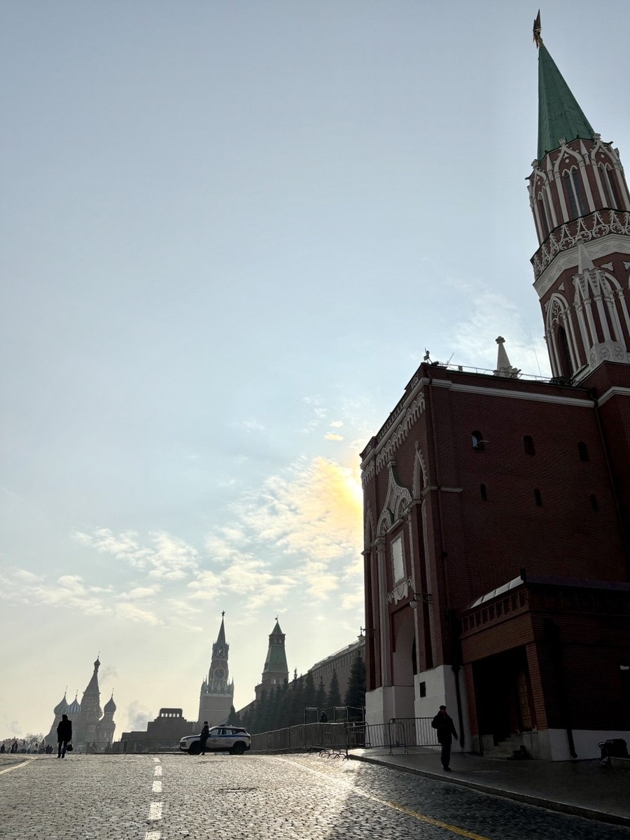 Этот же ракурс, но уже в XXI веке. Прогуливаясь вдоль стен многие туристы и не догадываются, что под их ногами скрыт средневековый крепостной ров