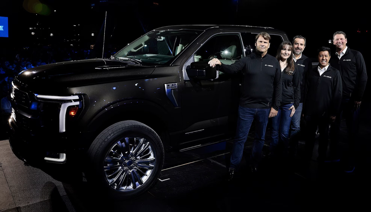 Генеральный директор Ford Джима Фарли на презентации обновленного F-150 2024 модельного года