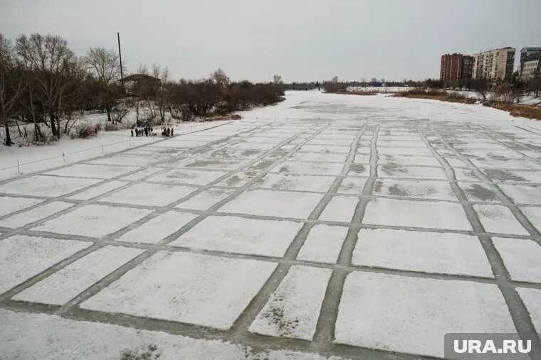 В Кургане с 6 марта начнут распиливать лед на реке Тобол. Фото: Екатерина Сычкова © URA.RU