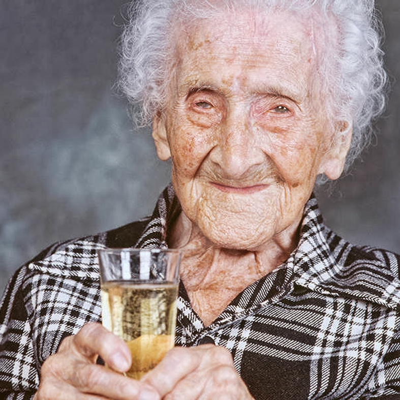 Жанна Кальман с бокалом вина в свой 120-й день рождения.
