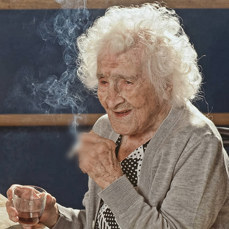 Может, дело в том, что она плевала на диетологов и жрала шоколад фунтами? Или в вине, которое лилось по жилам вместо крови? 