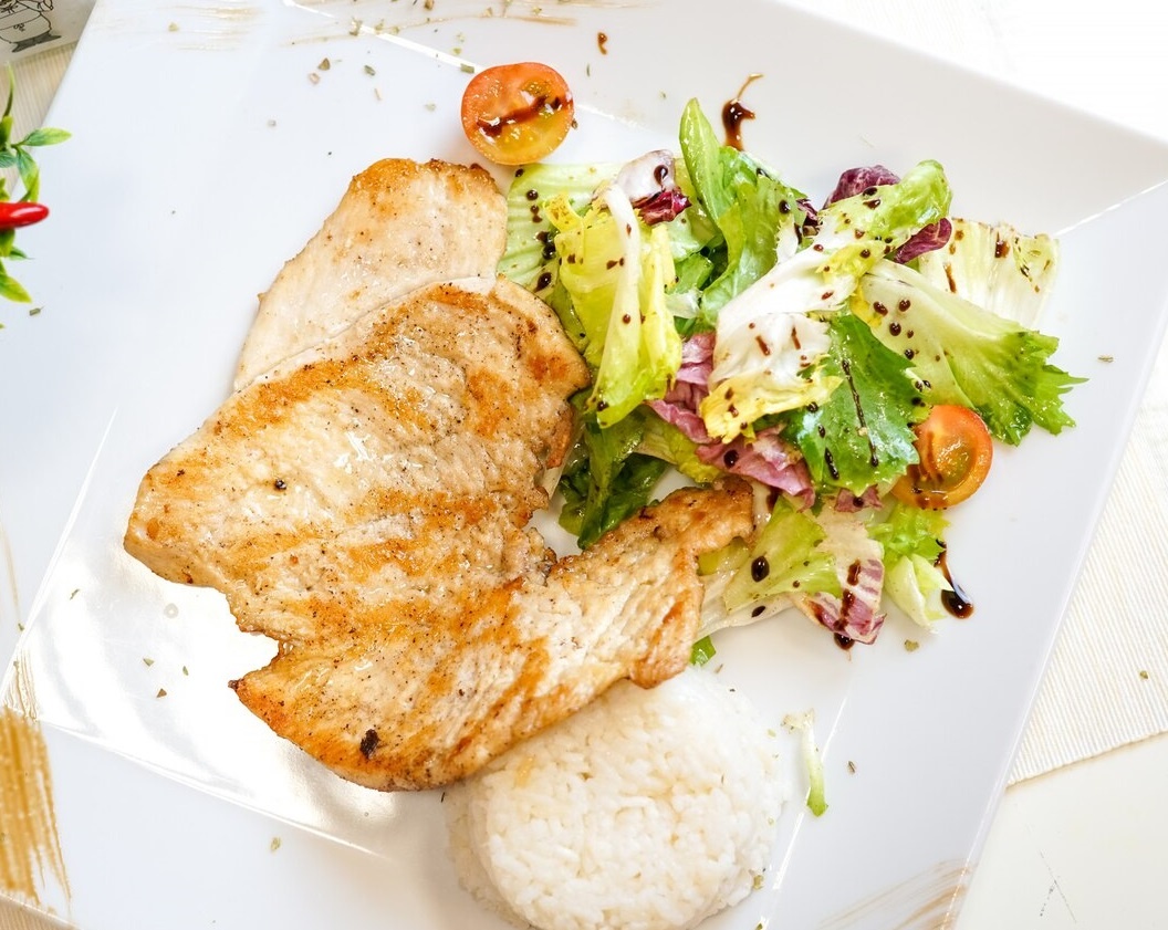 Запеченная куриная грудка с овощами и рисом